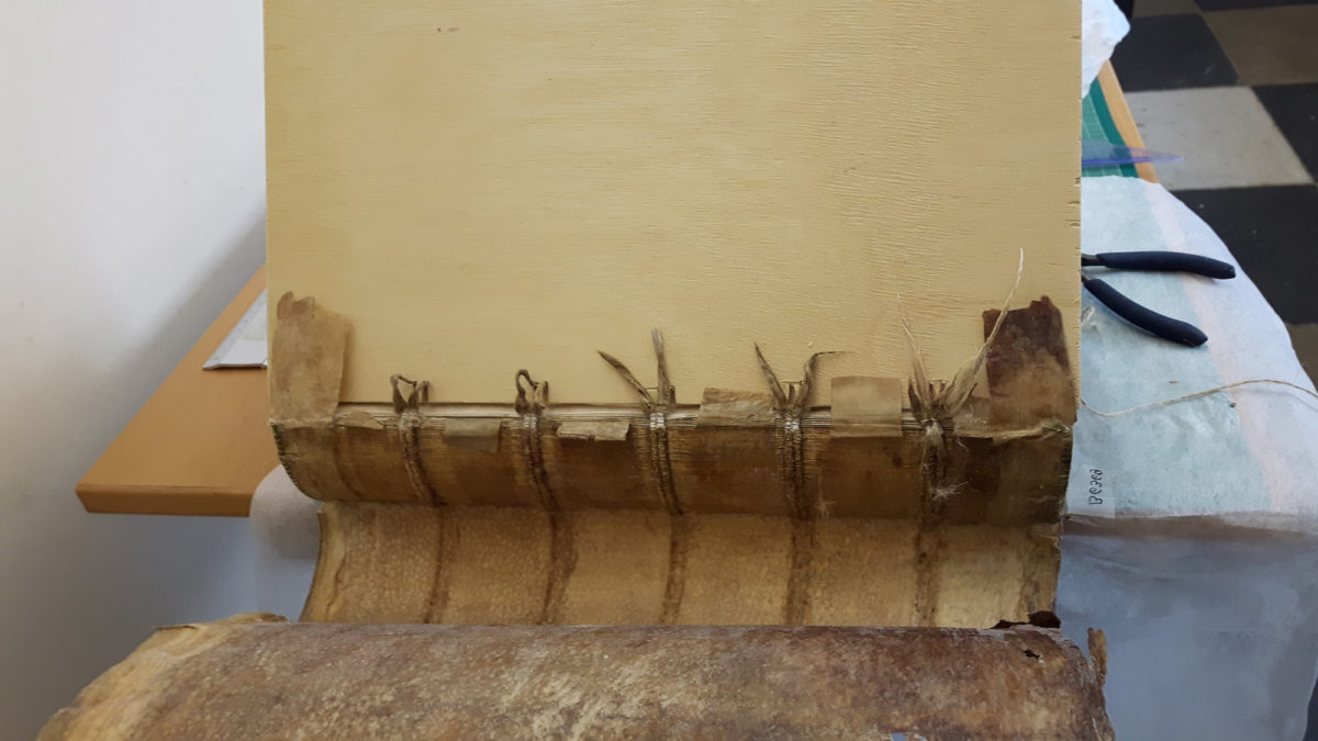 Η συντήρηση του πολύτιμου υλικού της Βιβλιοθήκης πραγματοποιείται στο σύγχρονο εργαστήριο συντήρησης βιβλίου και χαρτιού του Ιδρύματος (φωτ.: Ίδρυμα Αικατερίνης Λασκαρίδη).