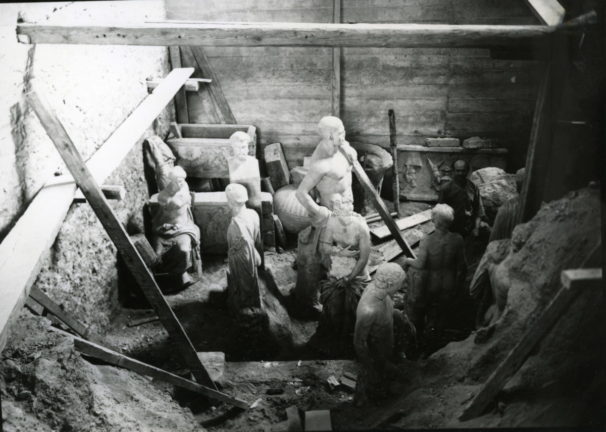 Εθνικό Αρχαιολογικό Μουσείο, 1940-1941. Απόκρυψη μαρμάρινων γλυπτών σε λάκκο σε αίθουσα του Μουσείου.