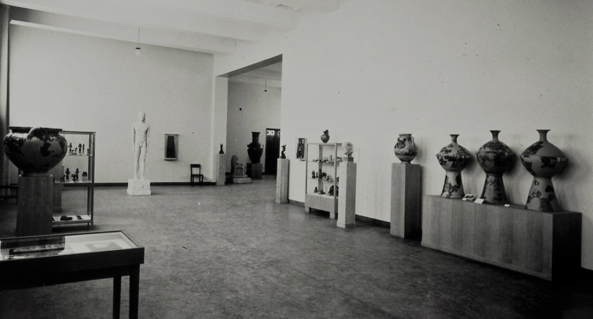 Εθνικό Αρχαιολογικό Μουσείο, αρχές δεκαετίας 1950. Όψη της πρώτης έκθεσης αρχαιοτήτων μετά την απελευθέρωση από τα κατοχικά στρατεύματα (αίθουσα αρχαϊκών εκθεμάτων).