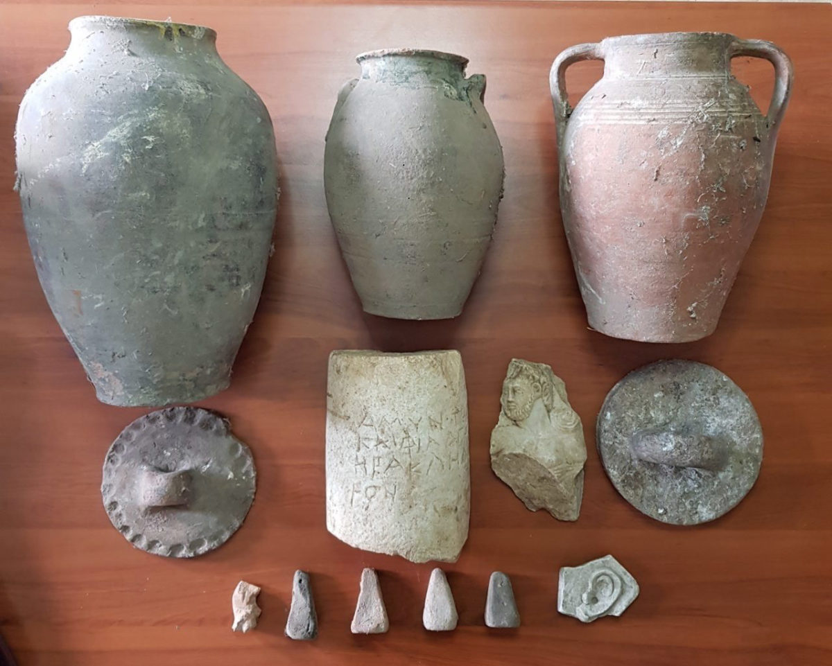 Αντικείμενα ιδιαίτερης αρχαιολογικής και επιστημονικής αξίας κατείχε παράνομα ένας 77χρονος στα Γρεβενά (φωτ.: Ελληνική Αστυνομία).