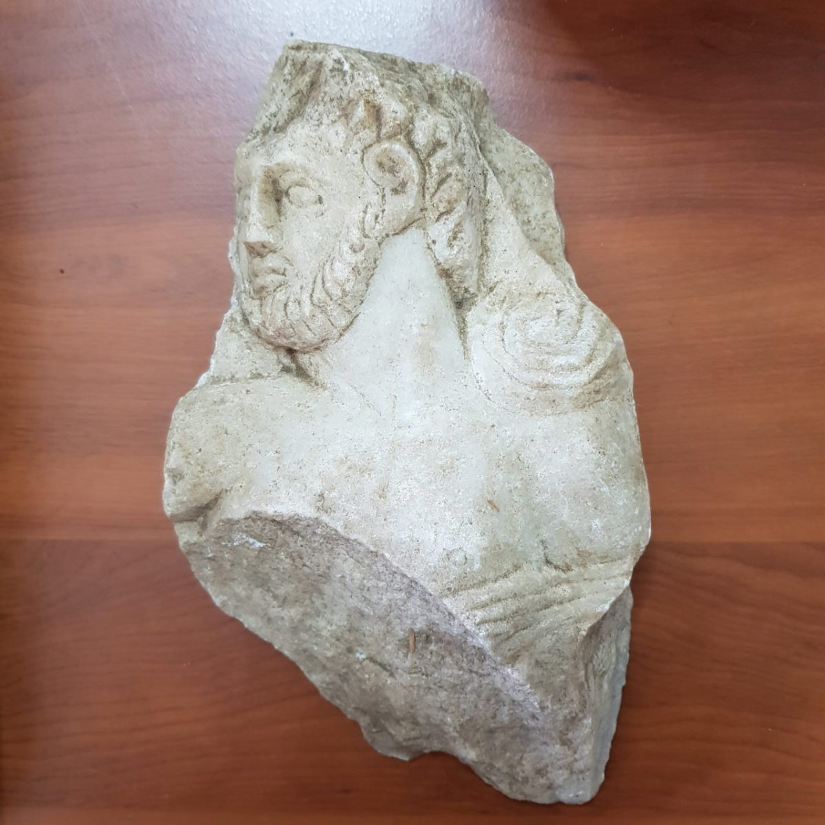Aπότμημα μαρμάρινου ανάγλυφου με γενειοφόρο ανδρική μορφή (φωτ.: Ελληνική Αστυνομία).