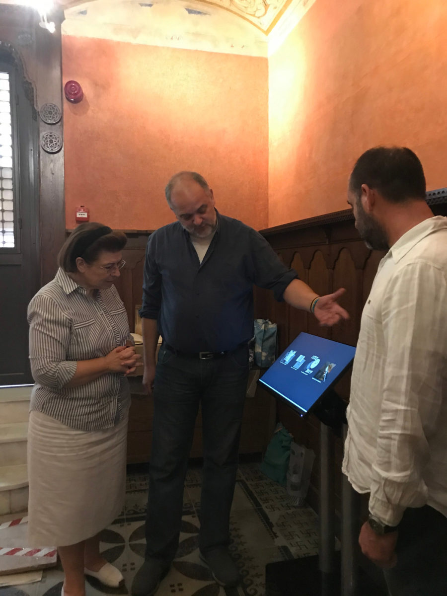 Κατά τη διάρκεια της ξενάγησής της, η υπουργός αναφέρθηκε στο επίμονο και επίπονο έργο των συντηρητών για την αποκατάσταση του Μεγάρου (φωτ.: ΥΠΠΟΑ).