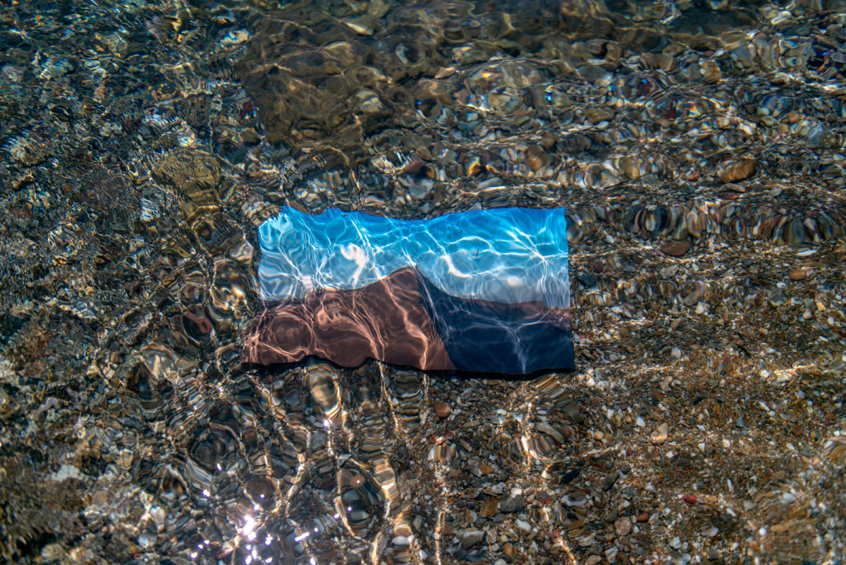 Φωτογραφία του πρίγκιπα Νικολάου από την έκθεση «Aegean Desert» που παρουσιάζεται στο Μουσείο Μπενάκη Ισλαμικής Τέχνης. 