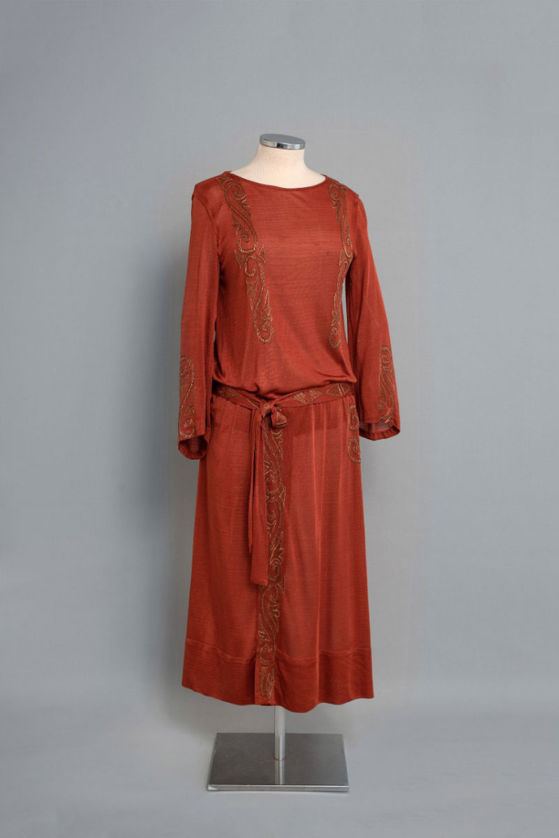 Φόρεμα από κεραμιδί μερσεριζέ με κεντημένα φυτικά σχέδια, δεκαετία 1920. Δωρεά: Μυρτώ Παράσχη (2005.6.134).