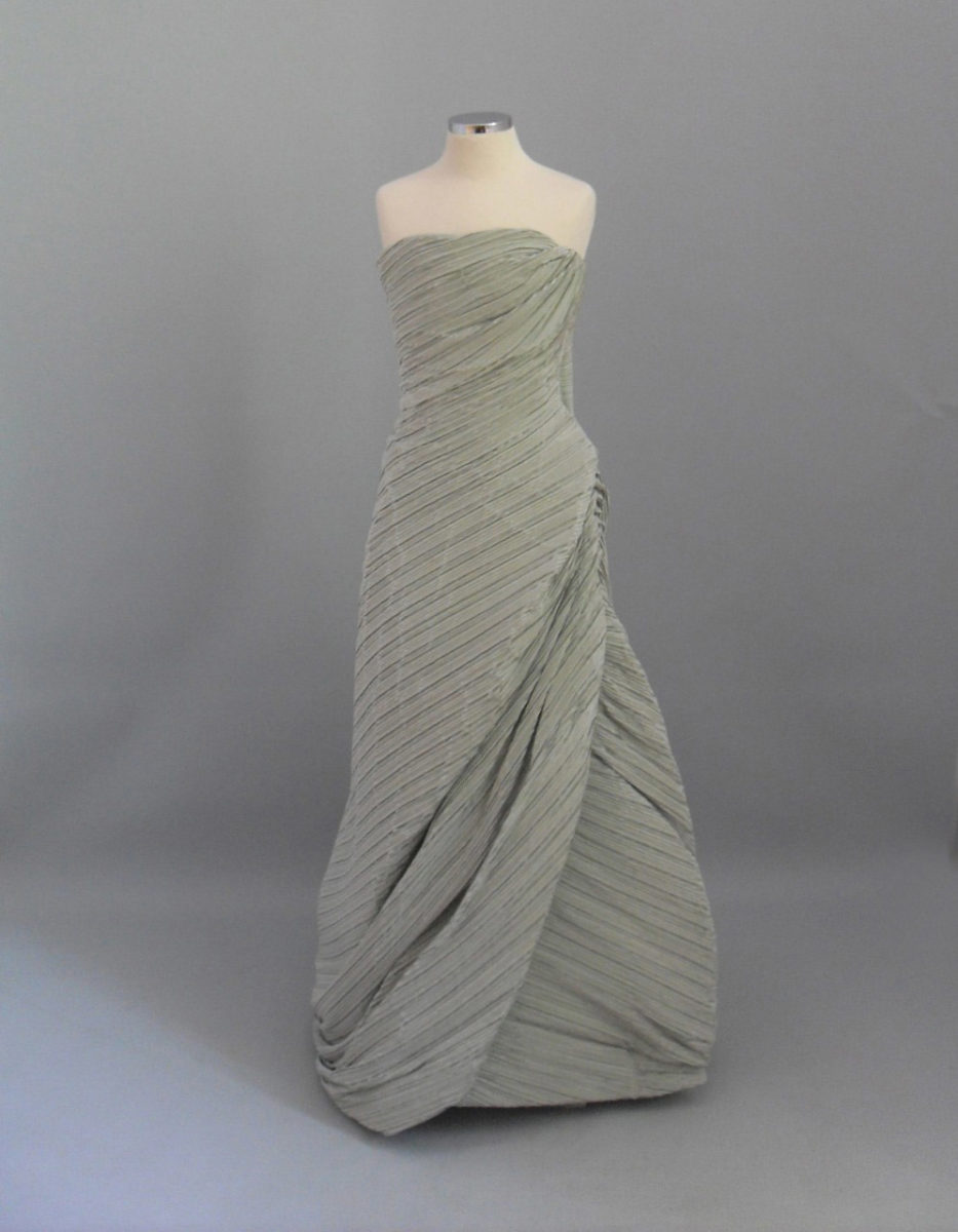 Φόρεμα στράπλες, ντραπέ, του Γιάννη Ευαγγελίδη από φιστικί σατέν ύφασμα, δεκαετία 1950. Δωρεά: Λιλή Βενιζέλου-Χαραμή (2019.6.177).