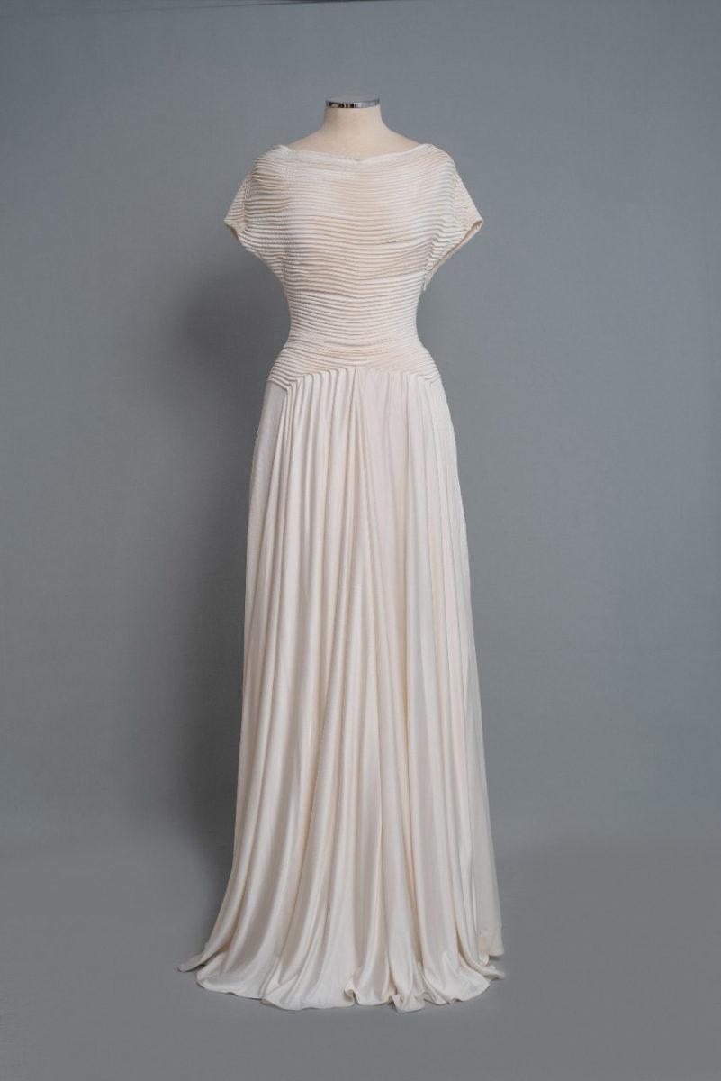 Φόρεμα πτυχωτό από λευκό μεταξωτό ύφασμα της Σοφίας Κοκοσαλάκη. Λονδίνο 2005. Δωρεά: Ιωάννα Παπαντωνίου (2006.6.160).