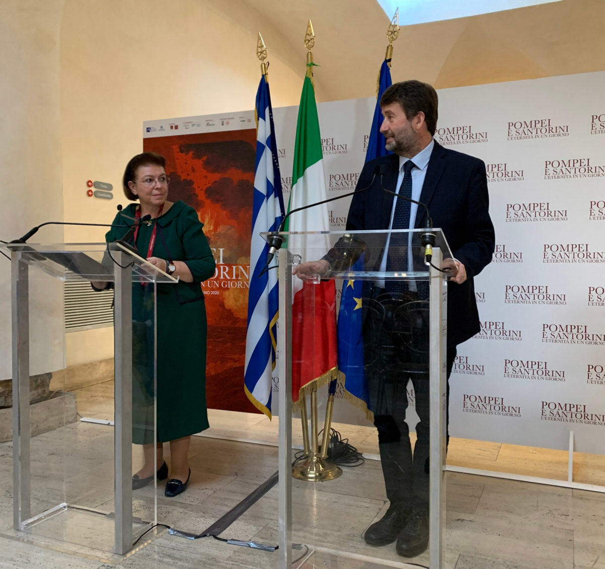 Η Λίνα Μενδώνη με τον Ιταλό ομόλογό της, Ντάριο Φραντζεσκίνι, στα εγκαίνια της έκθεσης (φωτ.: ΥΠΠΟΑ).