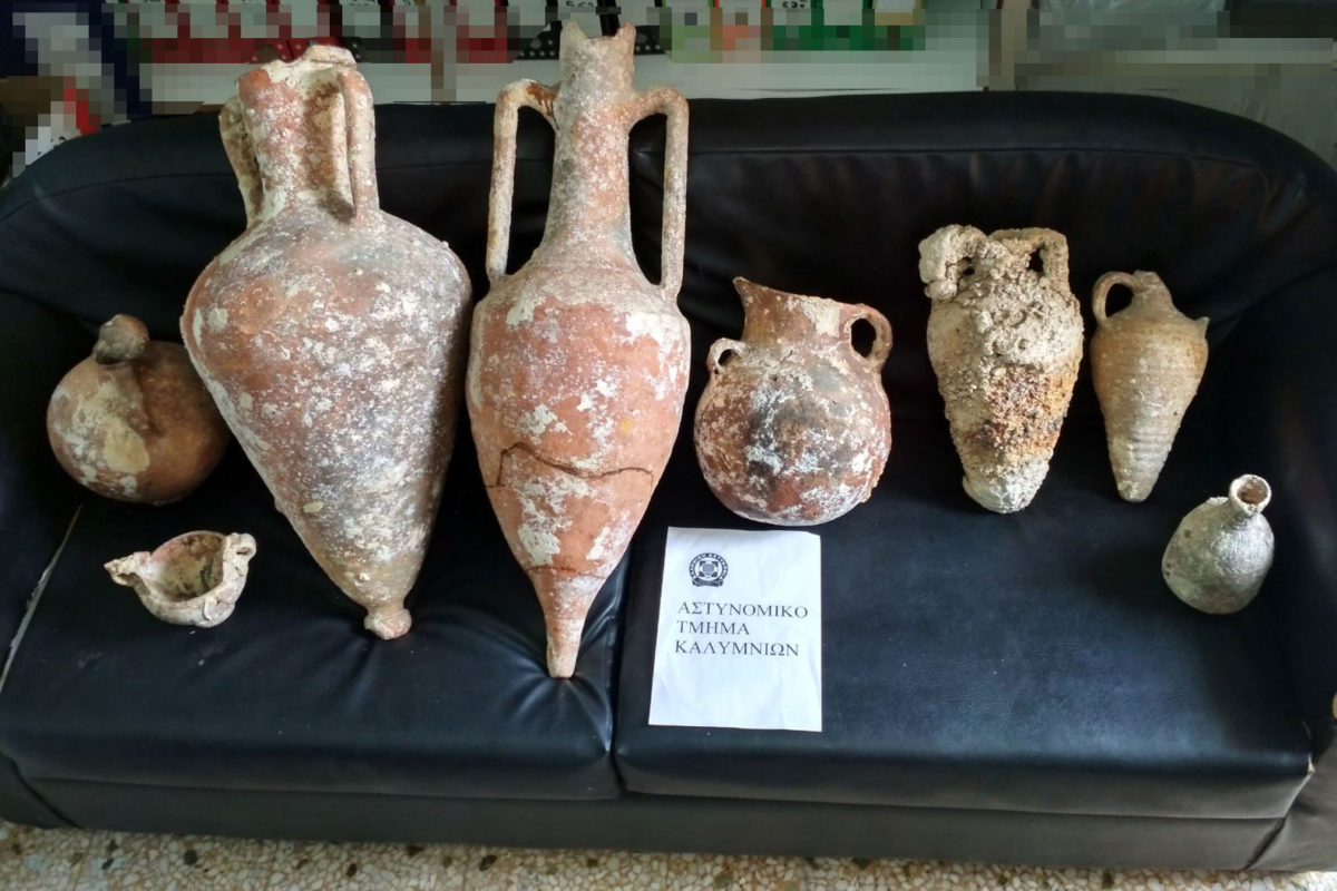 Οι αρχαιότητες τις οποίες κατείχαν παράνομα δύο άτομα στην Κάλυμνο (φωτ.: Ελληνική Αστυνομία).