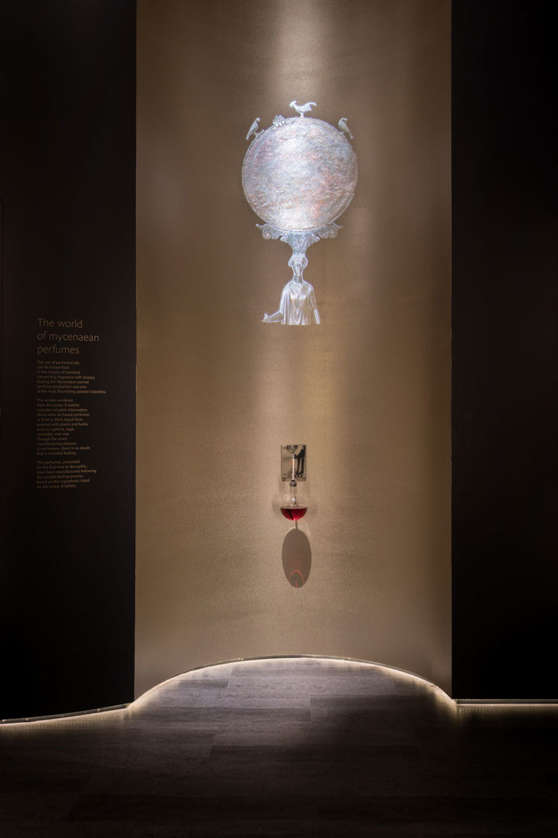 Όψη της εγκατάστασης με τα ανακατασκευασμένα αρώματα της αρχαιότητας, βάσει των συστατικών από τις μυκηναϊκές πινακίδες Γραμμικής Β γραφής (© Εθνικό Αρχαιολογικό Μουσείο/ΤΑΠ).