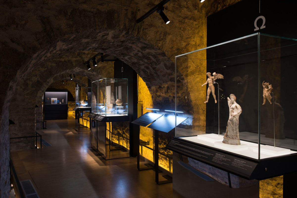 Άποψη της περιοδεύουσας έκθεσης «Οι αμέτρητες όψεις του Ωραίου», στο Μουσείο Αργυροτεχνίας, στα Ιωάννινα (© ΠΙΟΠ).