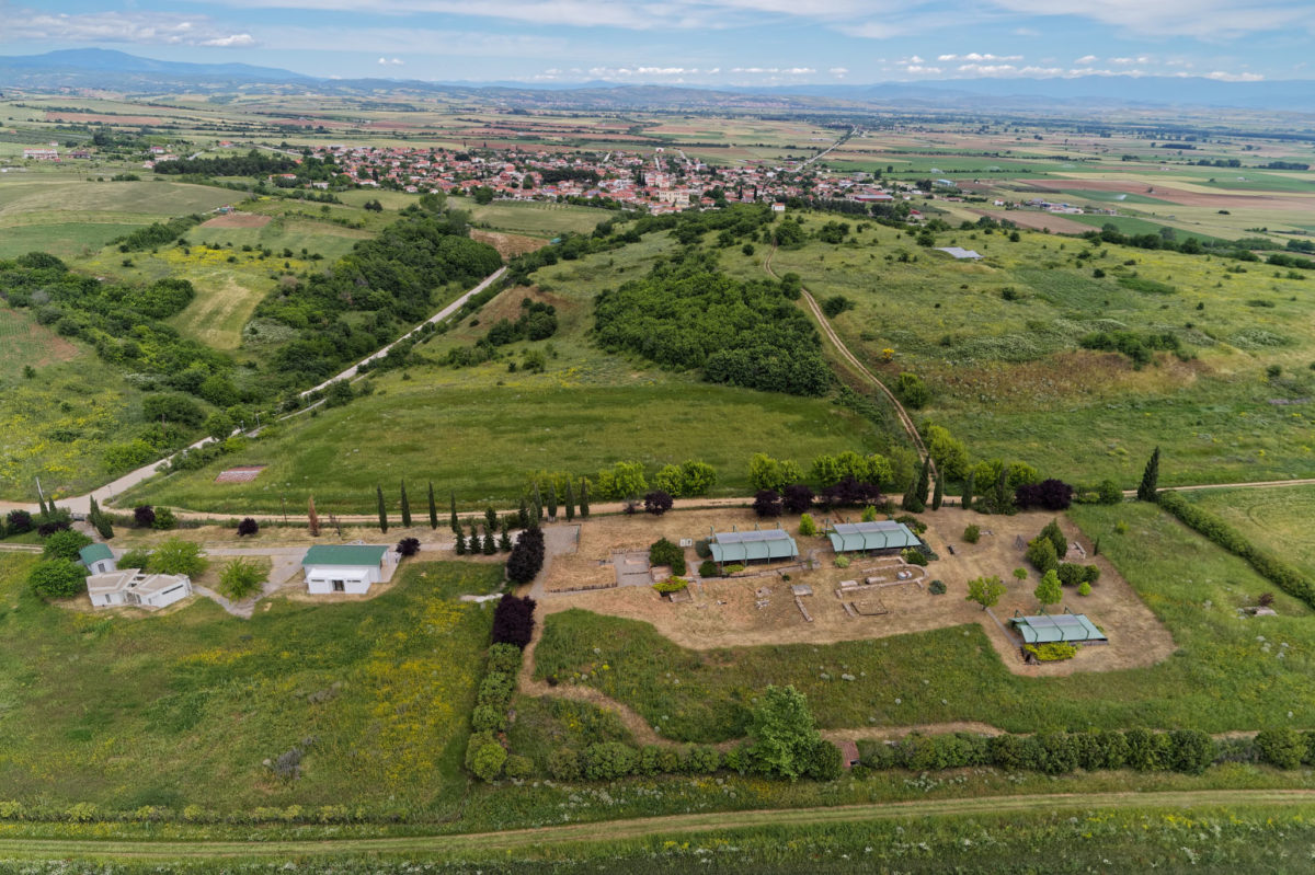 Αεροφωτογραφία της περιοχής της Ευρωπού (λήψη από νότια), με τον επισκέψιμο αρχαιολογικό χώρο (φωτ.: Εφορεία Αρχαιοτήτων Κιλκίς).