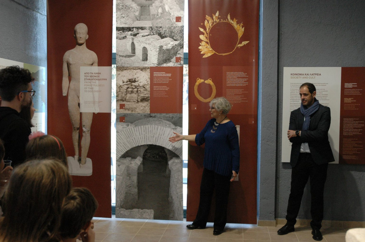 Στιγμιότυπο από τα εγκαίνια του Κέντρου Ενημέρωσης Αρχαίας Ευρωπού. Η προϊσταμένη της Εφορείας Αρχαιοτήτων Κιλκίς Γεωργία Στρατούλη και ο Παναγιώτης Ιωσήφ, καθηγητής Αρχαίας και Μεσαιωνικής Νομισματικής του Πανεπιστημίου Radboud της Ολλανδίας (φωτ.: Εφορεία Αρχαιοτήτων Κιλκίς).