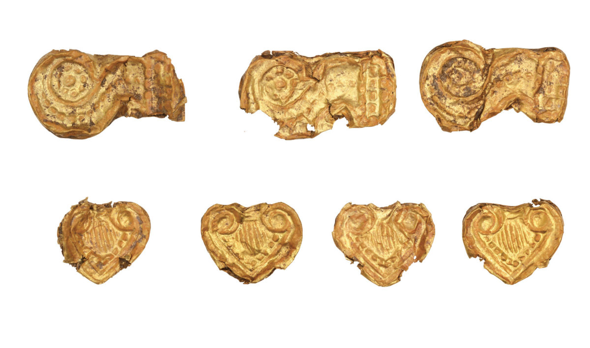 Χρυσές χάντρες από τον θολωτό τάφο της Αγίας Θέκλας, στην Τήνο (13ος αι. π.Χ.). © Εφορεία Αρχαιοτήτων Κυκλάδων, Κ. Ξενικάκης.