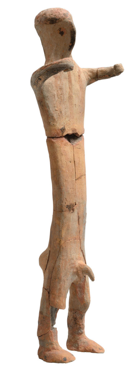 Πήλινο ειδώλιο ανδρικής μορφής από το Ιερό της Φυλακωπής, στη Μήλο (12ος αι. π.Χ.). © Εφορεία Αρχαιοτήτων Κυκλάδων, Κ. Ξενικάκης.