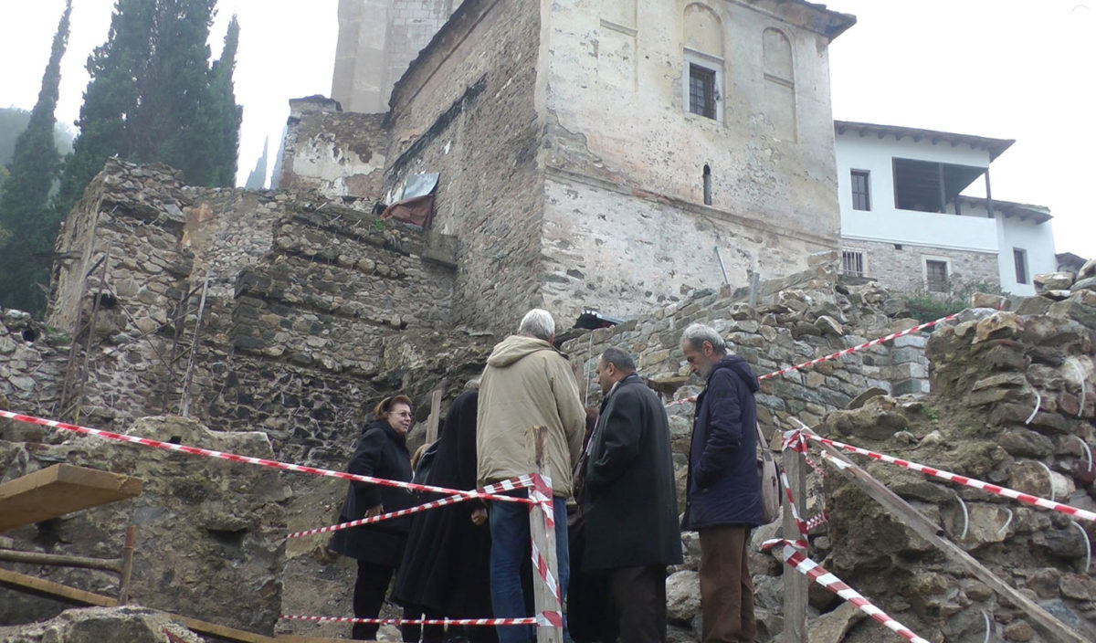 Αυτοψία στη Μονή Τιμίου Προδρόμου Σερρών από την Υπουργό Πολιτισμού και Αθλητισμού Λίνα Μενδώνη (φωτ.: ΥΠΠΟΑ).