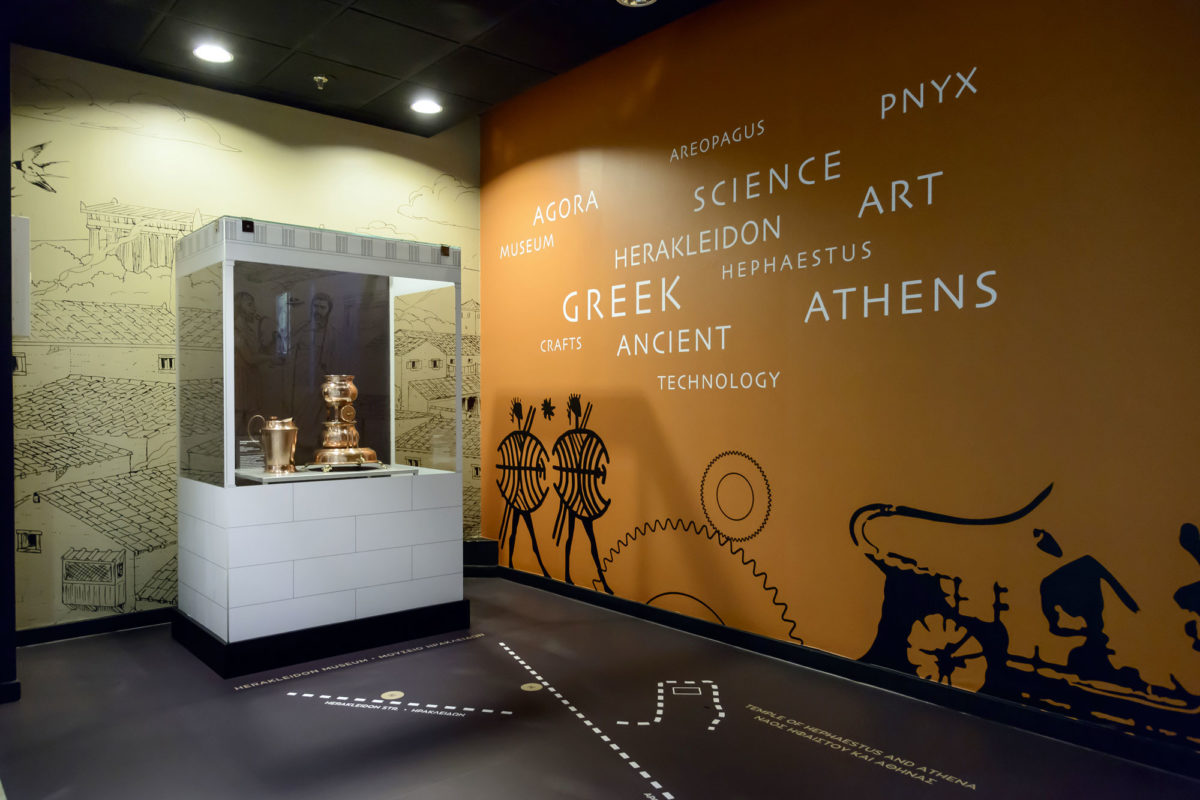 Άποψη της έκθεσης «Δυτικά της Ακρόπολης» στον Διεθνή Αερολιμένα Αθηνών (φωτ.: Ηλίας Γεωργουλέας).