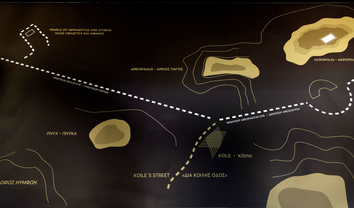 Άποψη της έκθεσης «Δυτικά της Ακρόπολης» στον Διεθνή Αερολιμένα Αθηνών (φωτ.: Ηλίας Γεωργουλέας).