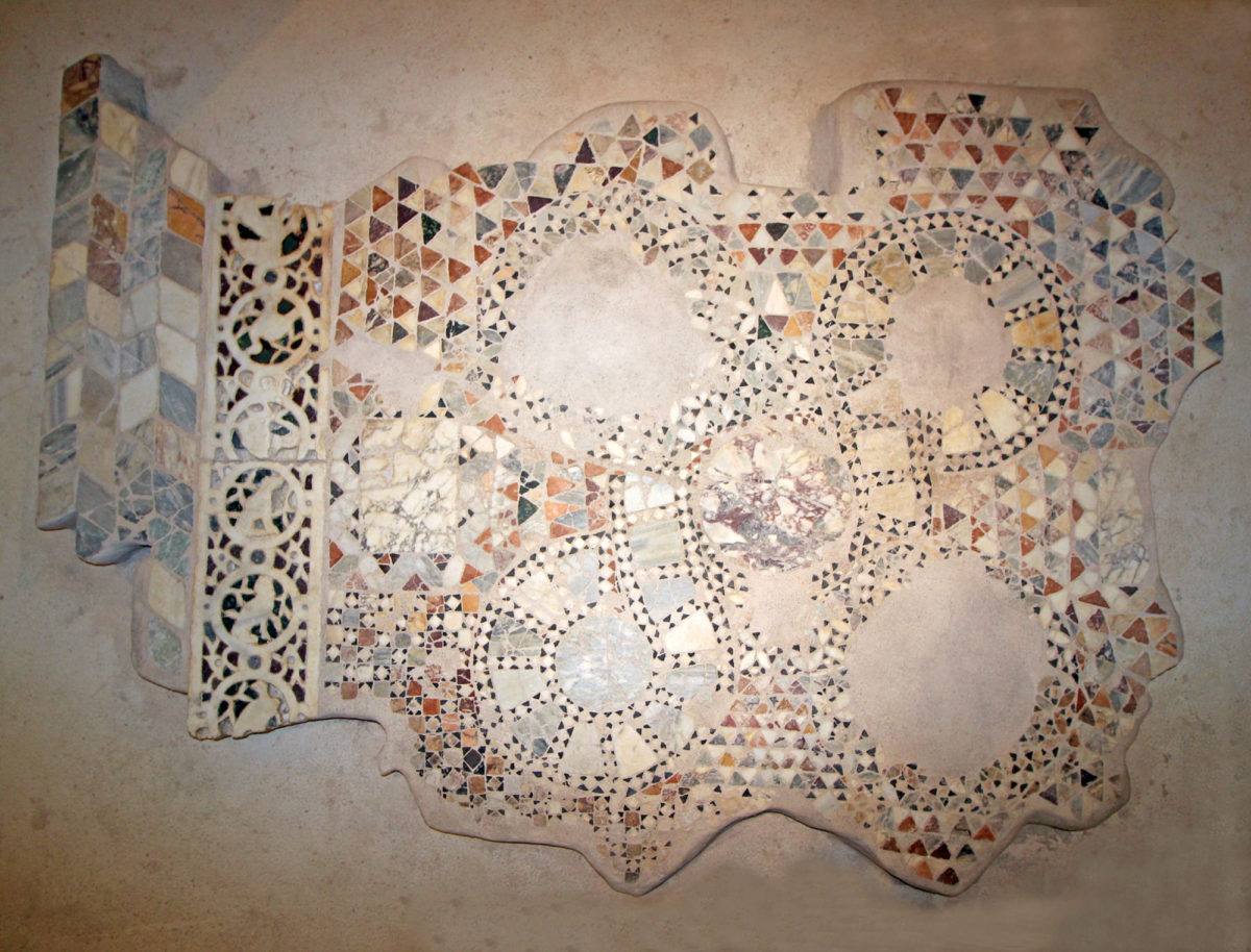 Το μαρμαροθέτημα από τη βυζαντινή μονή της Παντάνασσας (φωτ.: Εφορεία Αρχαιοτήτων Άρτας).