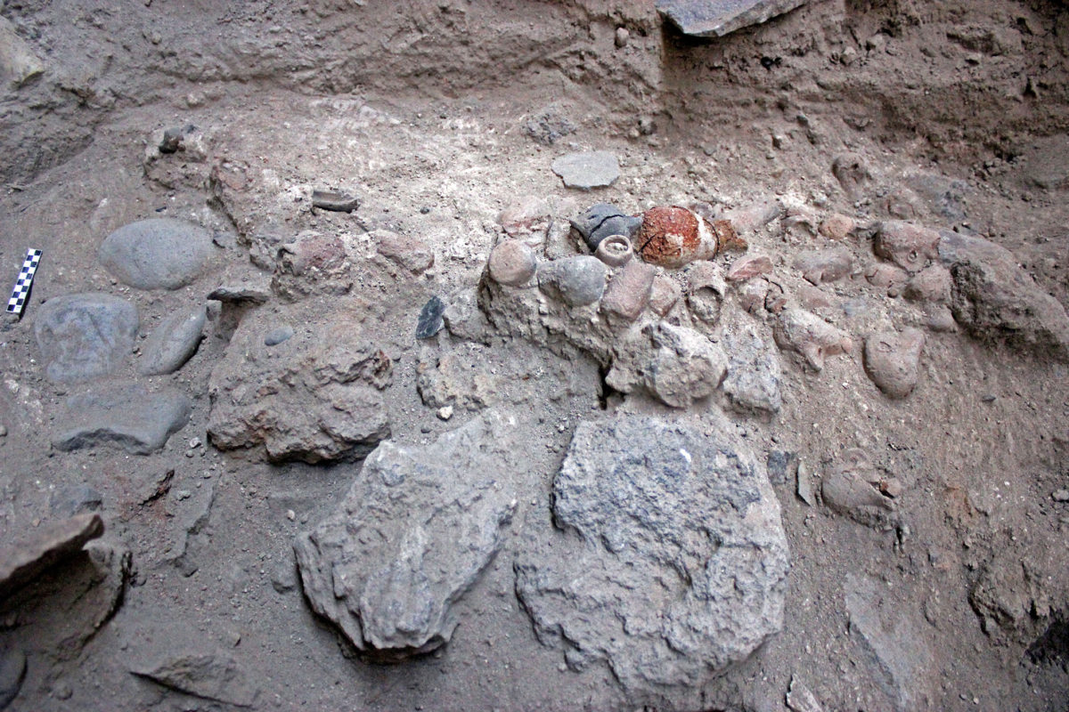 Εικ. 11. Μία από τις δύο συστάδες μικκύλων πρωτοκυκλαδικών αγγείων που αποκαλύφθηκαν στο νοτιοδυτικό τμήμα του Χώρου 2 (φωτ.: ΥΠΠΟΑ).