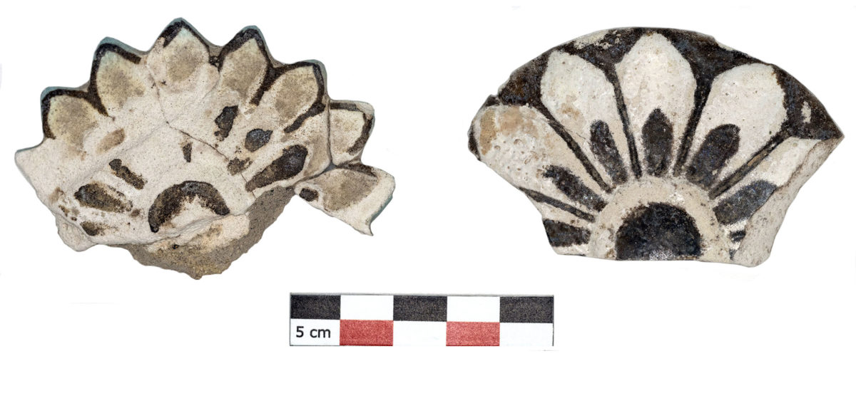 Εικ. 7. «Οικία των Θρανίων». Ρόδακες που βρέθηκαν στις επιχώσεις των θυραίων ανοιγμάτων του Χώρου 1 (φωτ.: ΥΠΠΟΑ).