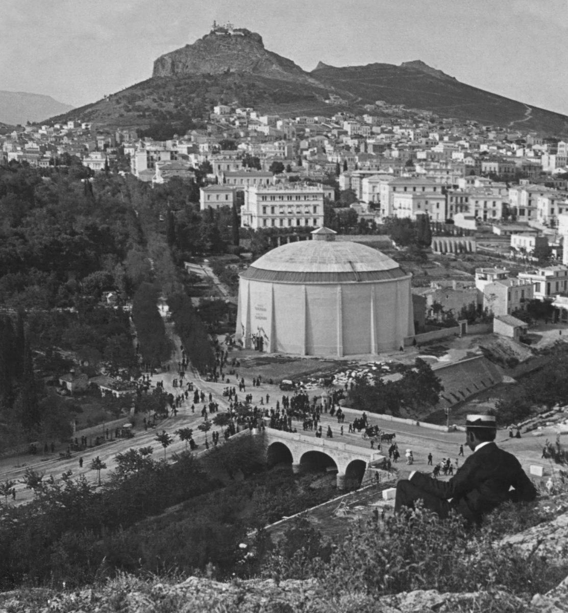 Ο ποταμός Ιλισσός, η γέφυρα και το Πανόραμα του Θων στις αρχές του 20ού αιώνα. Άγνωστος φωτογράφος. Ευγενική παραχώρηση: Library of Congress.