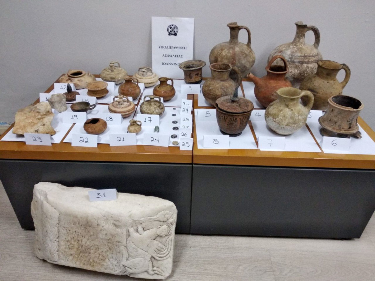 Τα αρχαία αντικείμενα που κατασχέθηκαν σε χωριό της Κορινθίας (φωτ.: Ελληνική Αστυνομία).