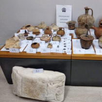 Κόρινθος: Κατασχέθηκαν αρχαία αντικείμενα, κρυμμένα σε χωράφι