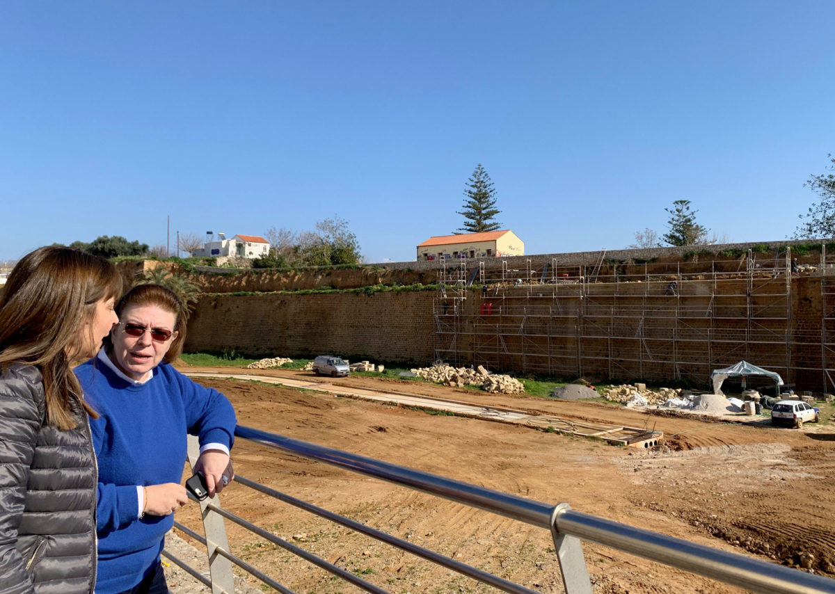 Η υπουργός Πολιτισμού και Αθλητισμού Λίνα Μενδώνη και η Έφορος Αρχαιοτήτων Χανίων Ελένη Παπαδοπούλου στη Δυτική Τάφρο των Ενετικών Τειχών (φωτ.: ΥΠΠΟΑ).