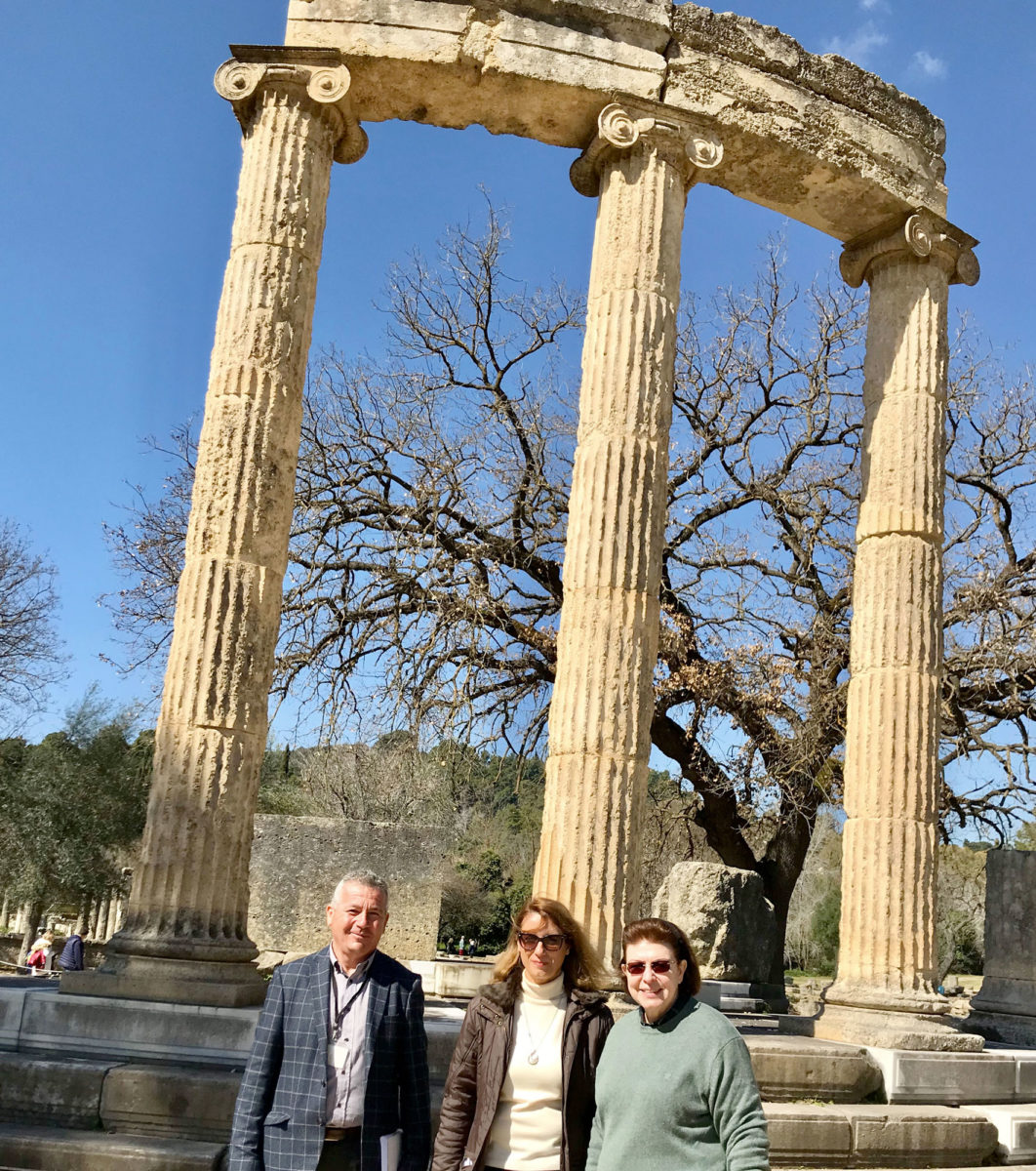 Η υπουργός Πολιτισμού και Αθλητισμού Λίνα Μενδώνη στην Ολυμπία, με τον αρχιφύλακα και την Έφορο Αρχαιοτήτων Ολυμπίας (φωτ.: ΥΠΠΟΑ).