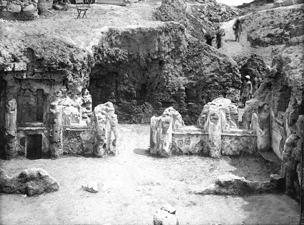 Άποψη της αυλής της νεκρόπολης του Σάτμπυ, κατά την ανακάλυψή της.