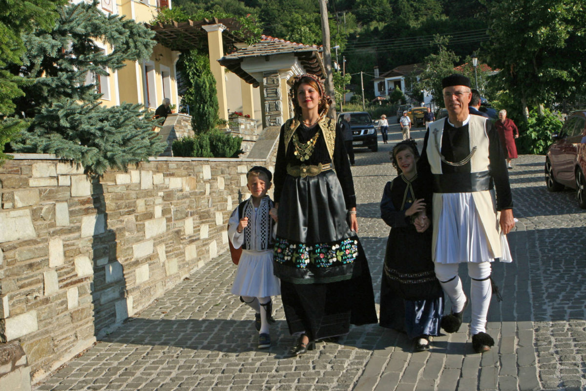 Συμμετέχοντες σε χορό στη Βλάστη (φωτ.: ΥΠΠΟΑ).
