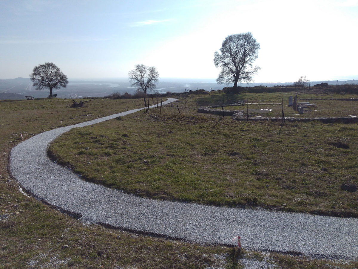 Άποψη από βόρεια του τμήματος του δικτύου διαδρομών στην Χριστιανική Ακρόπολη της αρχαίας Αμφίπολης το οποίο διέρχεται πλησίον της Βασιλικής Δ΄. Φωτ.: ΥΠΠΟΑ.