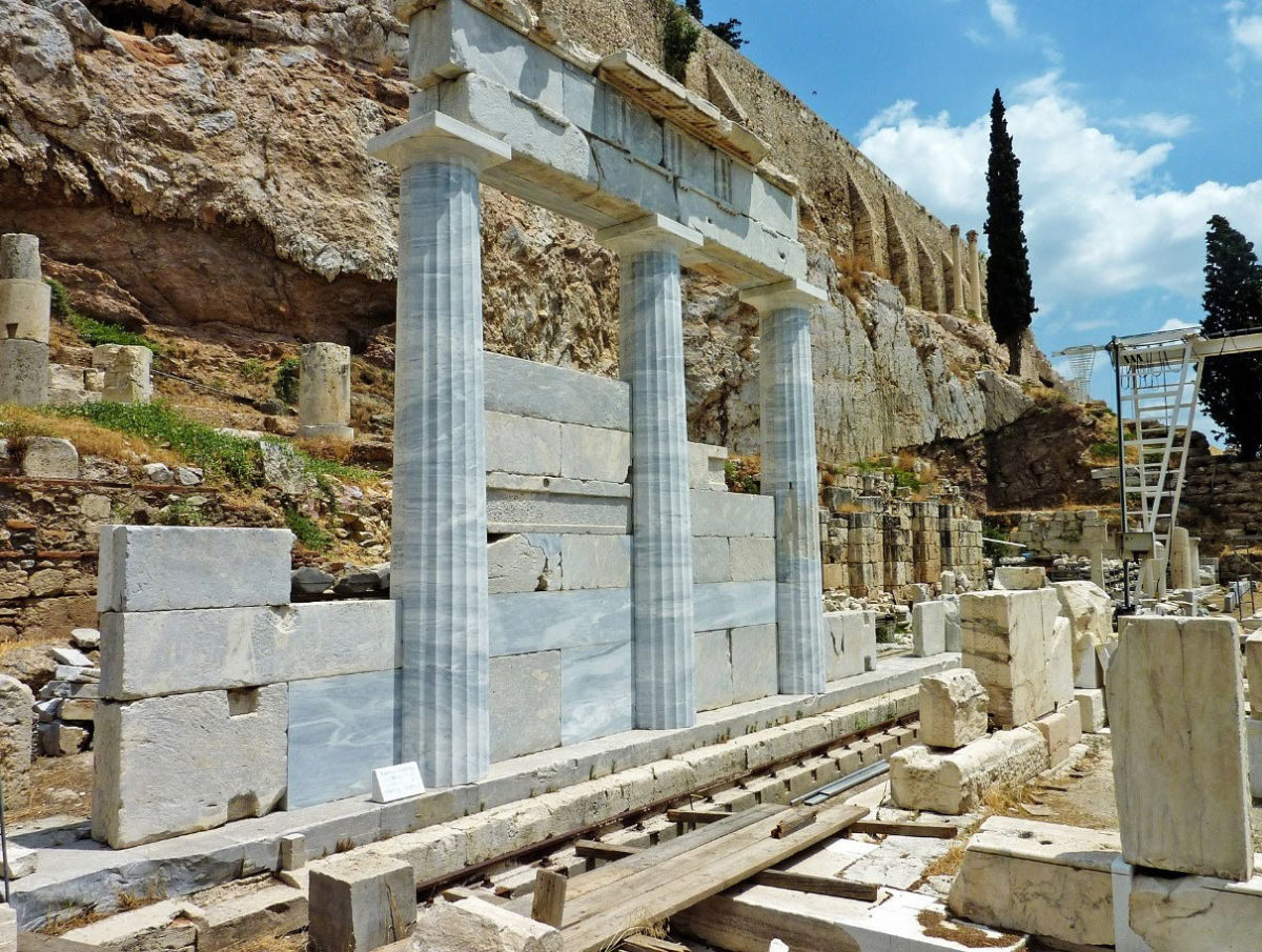 Το αναστηλωμένο τμήμα της Δωρικής Στοάς (φωτ.: ΥΠΠΟΑ / Εφορεία Αρχαιοτήτων Αθηνών).