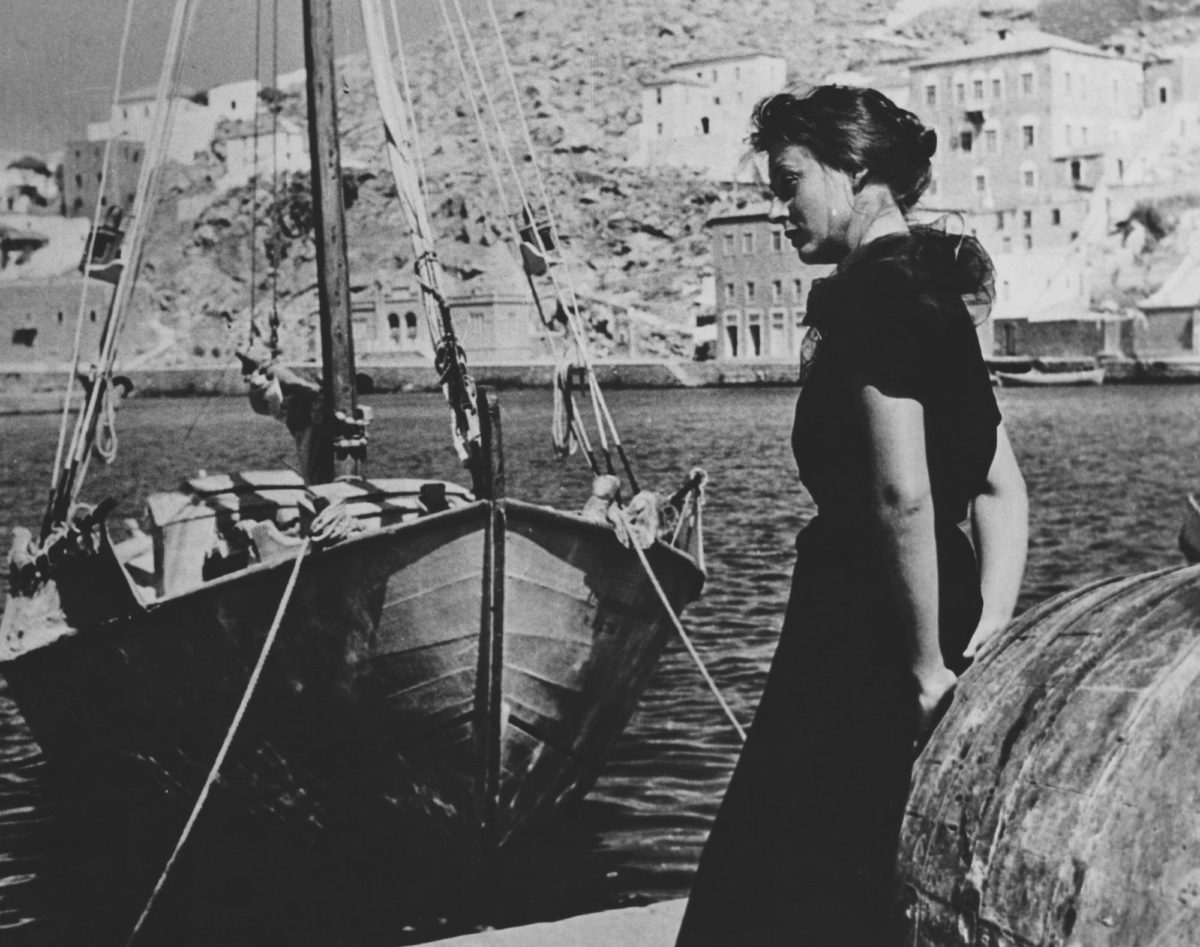 Στιγμιότυπο από την ταινία «Το Κορίτσι με τα Μαύρα» του Μιχάλη Κακογιάννη.