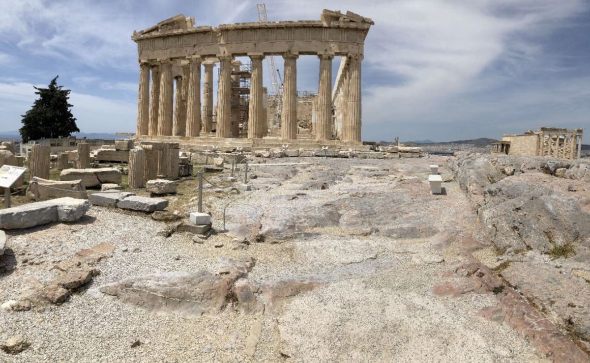Η αρχαία χωρική συγκρότηση της Ακρόπολης δεν είναι εύκολα αντιληπτή στον σημερινό επισκέπτη, ο οποίος εκλαμβάνει το σύνολο ως μια ανώμαλη και δύσβατη πλατεία (φωτ.: ΥΠΠΟΑ).