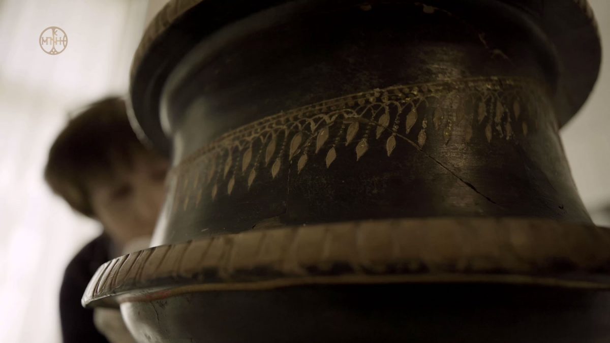 Η μελαμβαφής πυξίδα που παρουσιάστηκε στο πρώτο επεισόδιο (φωτ.: Μουσείο Μπενάκη).