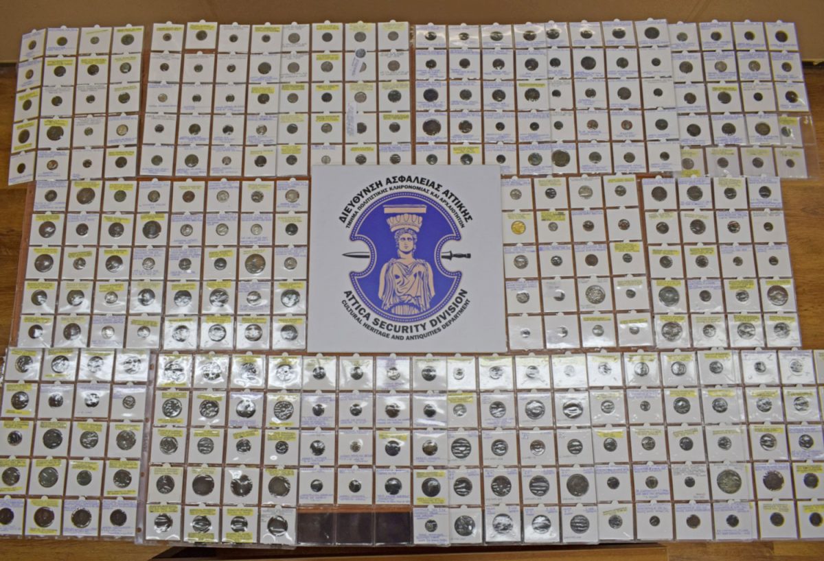 Τα κατασχεθέντα αντικείμενα θα παραδοθούν για φύλαξη και τελική εκτίμηση στο Νομισματικό Μουσείο Αθηνών (φωτ.: Ελληνική Αστυνομία).