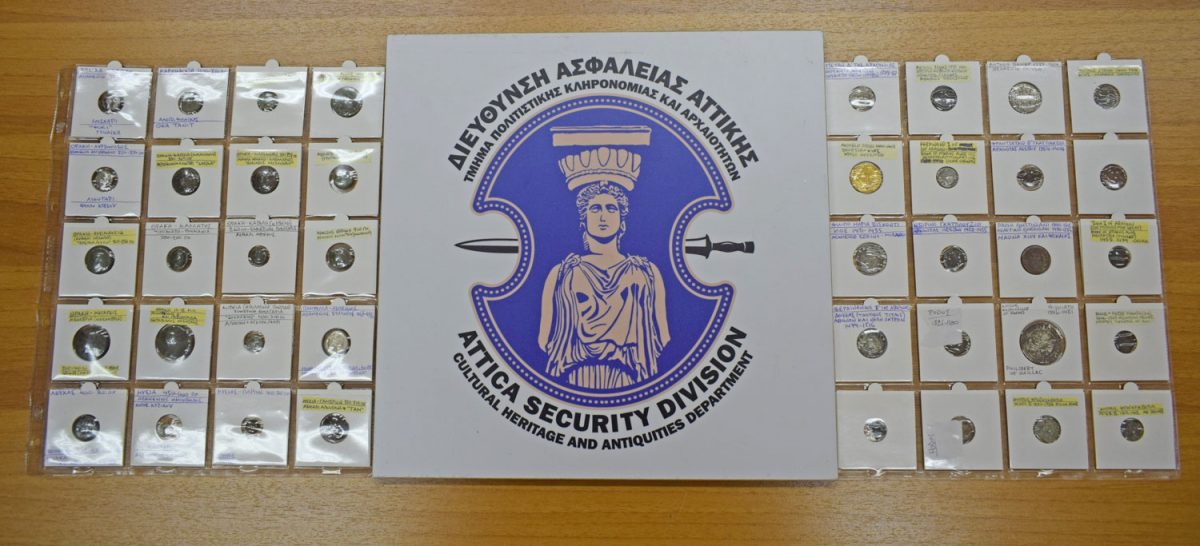 Τα κατασχεθέντα αντικείμενα θα παραδοθούν για φύλαξη και τελική εκτίμηση στο Νομισματικό Μουσείο Αθηνών (φωτ.: Ελληνική Αστυνομία).