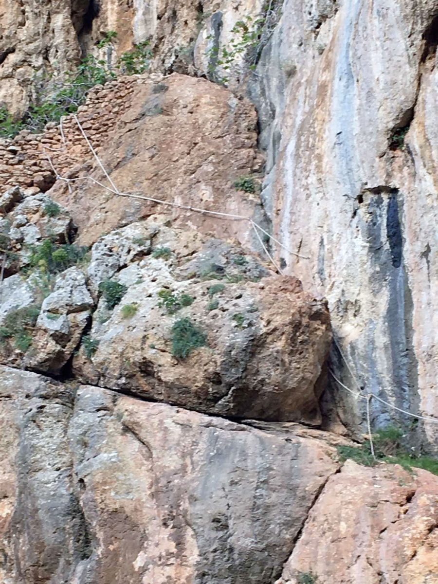 Σε περιοχή του Δήμου Τρίπολης εντοπίστηκαν δύο χώροι σε δύσβατη και βραχώδη πλαγιά, όπου είχαν διενεργηθεί πρόσφατα λαθρανασκαφές και παράνομες αρχαιολογικές έρευνες (φωτ.: Ελληνική Αστυνομία).