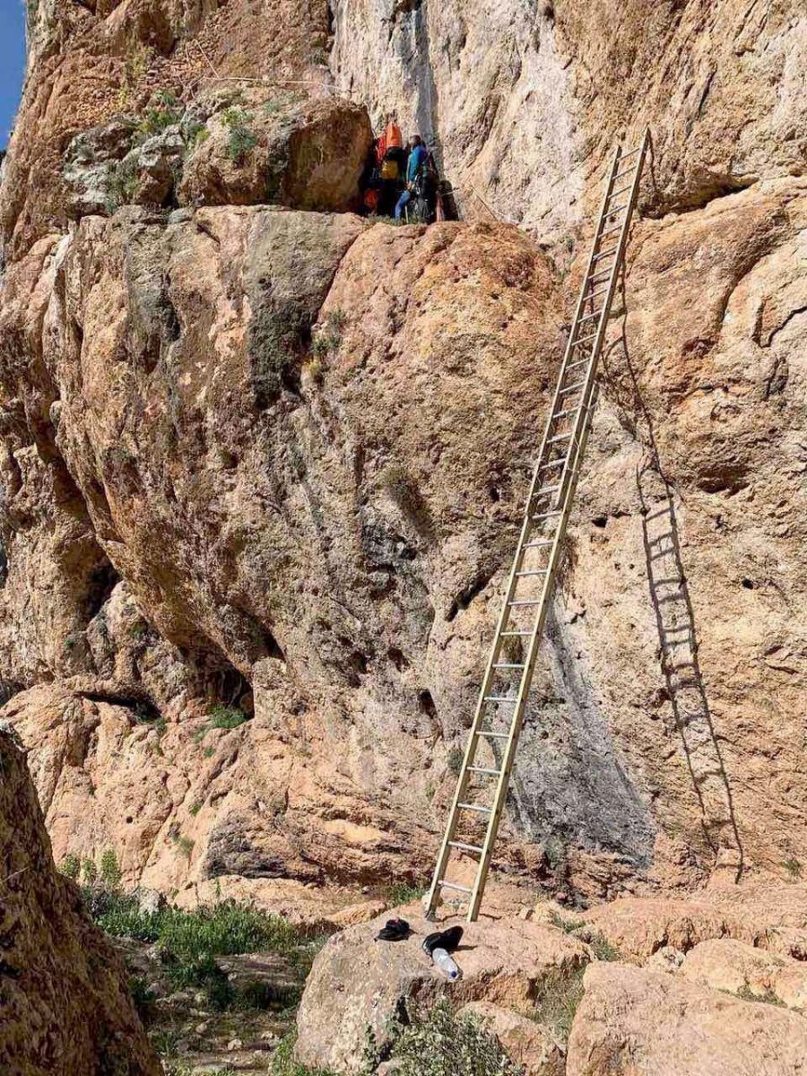 Σε περιοχή του Δήμου Τρίπολης εντοπίστηκαν δύο χώροι σε δύσβατη και βραχώδη πλαγιά, όπου είχαν διενεργηθεί πρόσφατα λαθρανασκαφές και παράνομες αρχαιολογικές έρευνες (φωτ.: Ελληνική Αστυνομία).