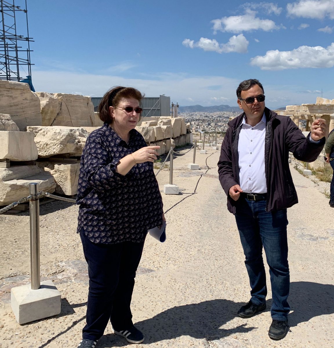 Η Υπουργός Πολιτισμού και Αθλητισμού Λίνα Μενδώνη στην αυτοψία στον αρχαιολογικό χώρο της Ακρόπολης με τον ΓΓ Πολιτισμού (φωτ.: ΥΠΠΟΑ).
