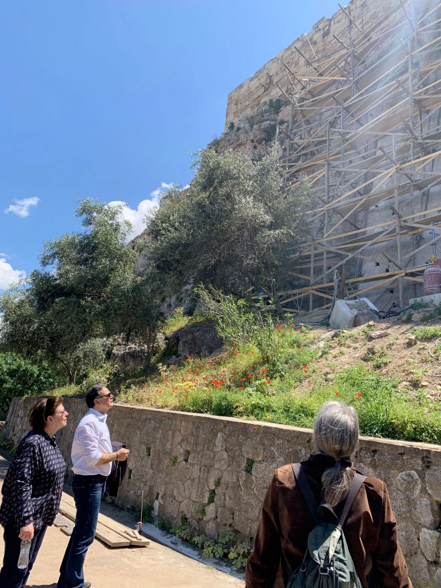 Αυτοψία στο έργο της εγκατάστασης του ανελκυστήρα στην Ακρόπολη από την Υπουργό Πολιτισμού και Αθλητισμού Λίνα Μενδώνη (φωτ.: ΥΠΠΟΑ).