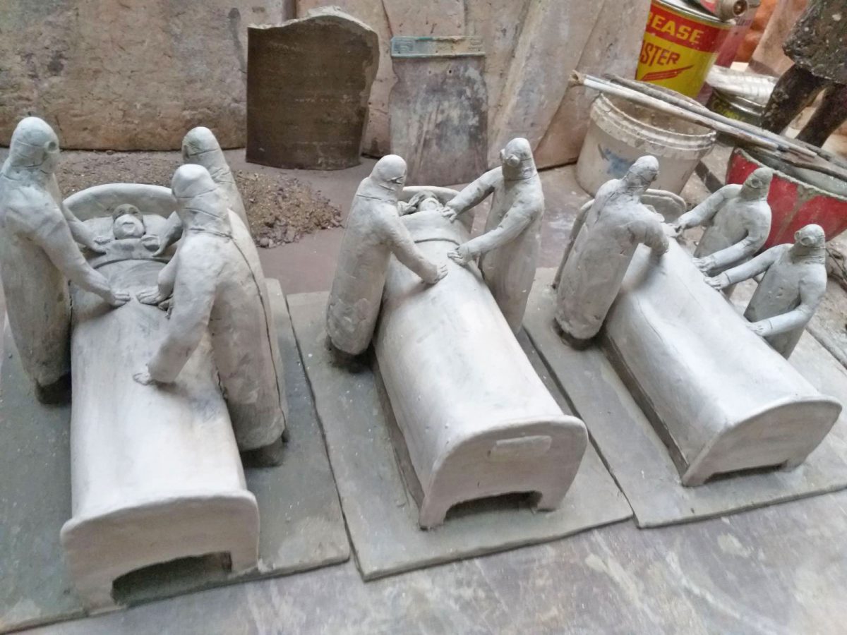 Ο Θόδωρος Παπαγιάννης αποτυπώνει τις σκηνές στις ΜΕΘ