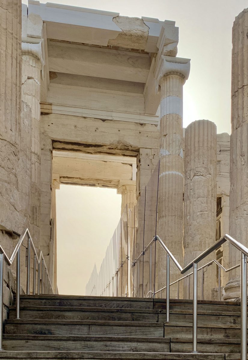 Στα Προπύλαια της Ακρόπολης έχουν τοποθετηθεί διαχωριστικά πετάσματα, όπου συμπίπτει άνοδος και κάθοδος (φωτ.: ΥΠΠΟΑ).