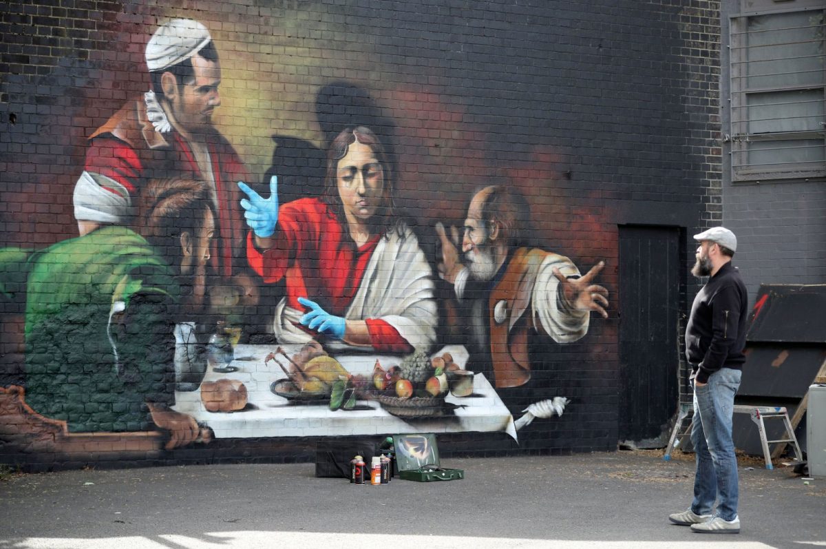 Ο Λάιονελ Στάνχοουπ μπροστά από το γκράφιτι που είναι εμπνευσμένο από το έργο του Καραβάτζο «Δείπνο στους Εμμαούς» (φωτ.: Reuters).