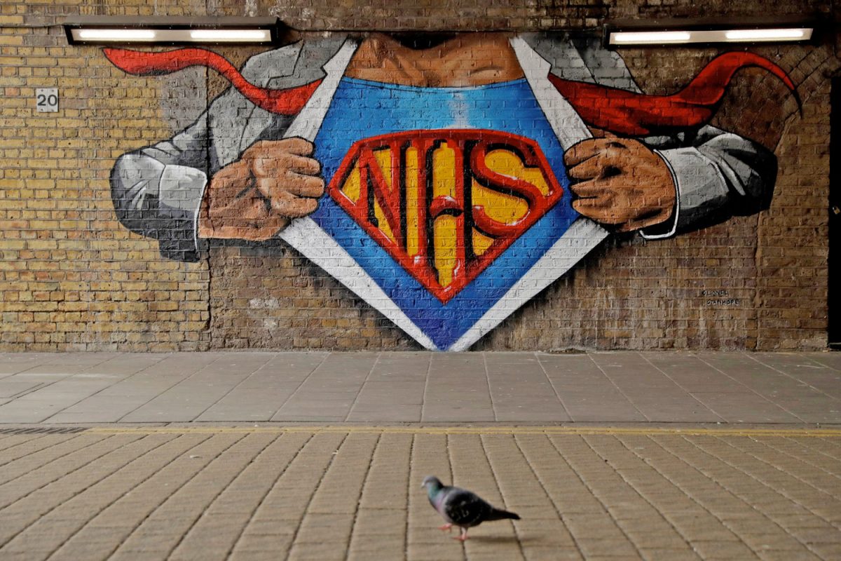 Γκράφιτι του Λάιονελ Στάνχοουπ στο Λονδίνο, φόρος τιμής στους εργαζόμενους στον τομέα της υγειονομικής περίθαλψης (φωτ.: AP).