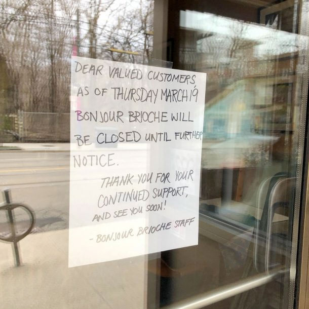 Το Μουσείο V&A συλλέγει αυτοσχέδιες πινακίδες της περιόδου της πανδημίας