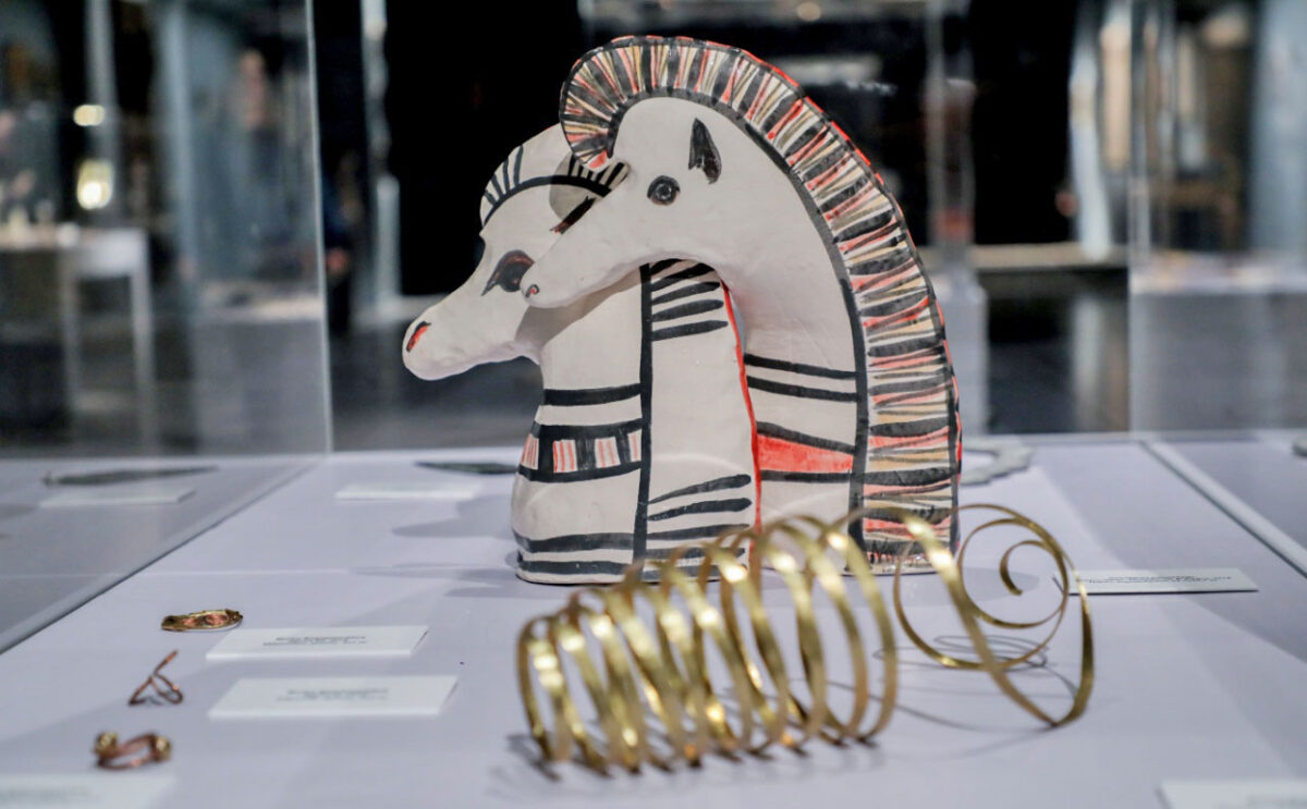 Άποψη της έκθεσης «Διαχρονίες» η οποία παρουσιάζεται στο Κέντρο Πολιτισμού «Ελληνικός Κόσμος».