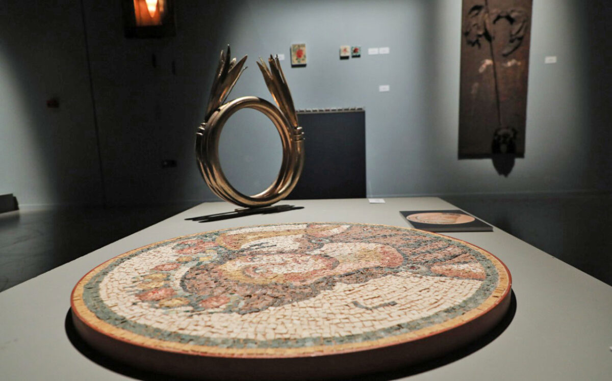 Άποψη της έκθεσης «Διαχρονίες» η οποία παρουσιάζεται στο Κέντρο Πολιτισμού «Ελληνικός Κόσμος».