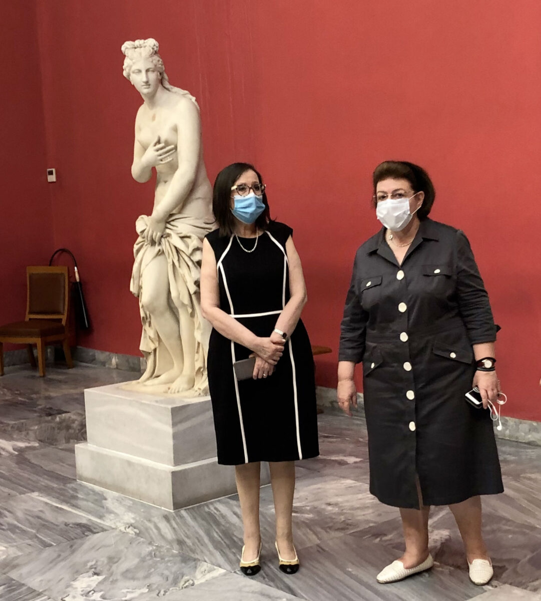 Η Υπουργός Πολιτισμού και Αθλητισμού Λίνα Μενδώνη με τη Διευθύντρια του Εθνικού Αρχαιολογικού Μουσείου Μαρία Λαγογιάννη (φωτ.: ΥΠΠΟΑ).